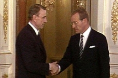 Kuva: Tasavallan presidentti ja tuore p��ministeri Harri Holkeri Linnassa kev��ll� 1987. YLE kuvanauha.