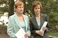 Kuva: P��ministeri Anneli J��tteenm�ki j�tt�m�ss� eroanomustaan presidentille. YLE kuvanauha.