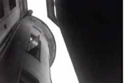 Kuva: Ahdas pihakuilu alhaalta katsoen. (1939) YLE kuvanauha.