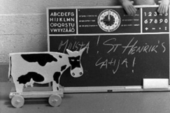 Kuva: Liitutaulua ja leikkilehm�. Kalle Kultala (1966).