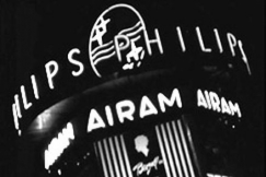 Kuva: Airamin ja Philipsin valomainokset. (1954) YLEkuvanauha.