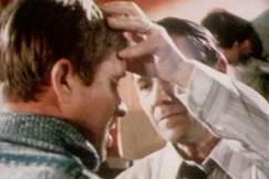 Kuva: Saarnaaja Niilo Yli-Vainio pit�� k�si��n miehen p��n p��ll�. YLE kuvanauha.