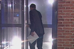 Kuva: Arvi Lind poistumassa viimeist� kertaa uutisstudiolta. YLE kuvanauha.