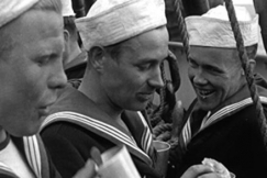 Kuva: Merimiehet Suomen Joutsenen kannella. YLE kuvanauha.