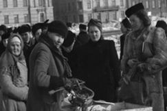 Kuva: Sotavuosina suomalaisista kehittyi jonottamisen mestarerita. YLE kuvanauha.