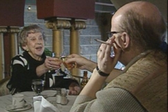 Kuva: Kylli Koski eli Kylli-t�ti ja Juice Leskinen skoolaavat. YLE kuvanauha.