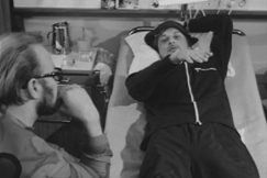 Kuva: Hannu Karpo haastattelee Antero R�s�st�. YLE kuvanauha.