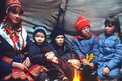 Kuva: Lapset istuvat kodassa. YLE kuvanuha.