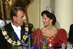 Kuva: Presidentti Mauno Koivisto ja kuningatar Silvia keskustelevat Linnassa. YLE kuvanauha.