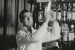 Kuva: Jarl Ahvenainen sekoittaa cocktailia. YLE kuvanauha. 