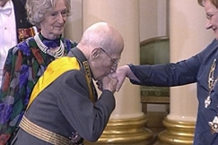 Kuva: Kenraali Adolf Ehrnrooth Linnan juhlissa. YLE kuvanauha.