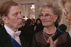 Kuva: Johannes ja Kyllikki Virolainen linnan juhlissa haastateltavana. YLE kuvanauha. 