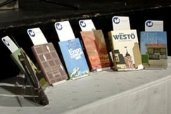 Kuva: Finlandiapalkintoehdokaskirjat vuonna 2006. YLE kuvanauha.