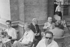 Kuva: Roomalaisessa katukahvilassa. (1960) Kalle Kultala.