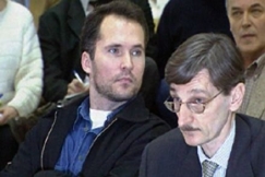 Kuva: Steen Christensen ja asianajaja Aarno Arvela oikeudessa. YLE kuvanauha.