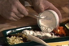 Kuva: Kastiketta kaadetaan joulusillin p��lle. YLE kuvanauha. 