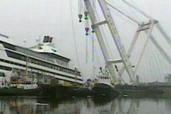 Kuva: J�ttim�inen nosturi tukemassa painunutta alusta. YLE kuvanauha.