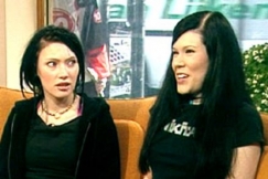 Kuva: Tiktak-yhtyeen Emppu ja Noora. (2004) YLE kuvanauha.