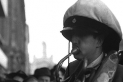 Kuva: Teekkarit tempaisivat jo 1950-luvulla Otaniemen hyv�ksi. YLE kuvanauha.