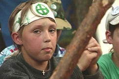 Kuva: Poika leirinuotiolla. YLE kuvanauha.