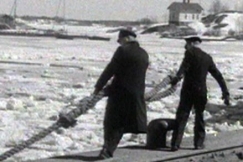 Kuva: Laivan k�ysi� vedet��n j��n seassa Helsingiss� kev��ll� 1956. YLE kuvanauha/Filmiseppo.