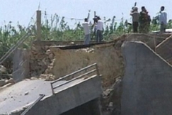 Kuva: Tuhoutunut silta Etel�-Libanonissa. YLE kuvanauha.