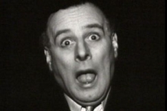 Kuva: Humaltunut ajaja s�ik�ht�� ajosimulaattorissa elokuvassa Ryyppy ja ratti. (1954) YLE kuvanauha.