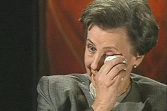 Kuva: Tellervo Koivisto pyyhii silm��ns�. YLe kuvanauha.