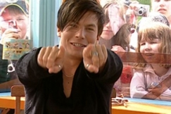 Kuva: Antti Tuisku osoittaa kameraa. YLe kuvanauha.