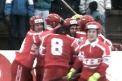 Kuva: Neuvostoliiton j��pallojoukkue juhlii maalia MM-kisoissa. (1991) YLE kuvanauha.