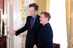 Kuva: Conan O�Brien ja Tarja Halonen presidentinlinnassa. (2006) YLE kuvanauha.