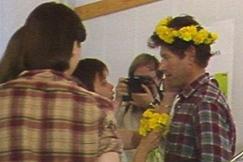 Kuva: Pentti Linkola kukkaseppele p��ss�. YLe kuvanauha. 