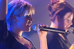 Kuva: Jonna ja Erin. (1999) YLE kuvanauha.  