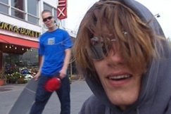 Kuva: Skeittarit Jussi Korhonen (vas.) ja Arto Saari. (2001) YLE kuvanauha.