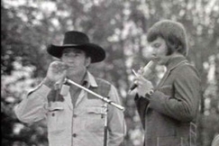 Kuva: Iso kuva: N�yttelij� James Drury Matti Karhun haastateltavana Yl�neen juhannusjuhlassa. Pieni kuva: James Drury saapuu Suomeen. (1971) YLE kuvanauha.