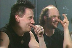 Kuva: Y�-yhtyeen Olli Lindholm ja Veikko Lehtiranta. (1988) YLE kuvanauha.