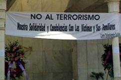 Kuva: Terrorismia vastustava lakana moskeijan ovella. YLE kuvanauha.