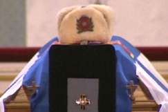 Kuva: Jalkav�enkenraalin p��hine arkun p��ll�. YLE kuvanauha.