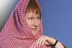 Kuva: Tarja Halonen esittelee 1960-luvun shemaghia. (1996) YLE kuvanauha