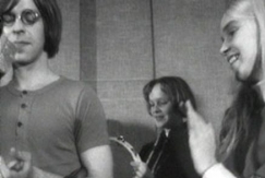 Kuva: Those Lovely Hulahands -yhtye. Timo Aarniala (vas), Raisa Vennamo, Meri Kurenniemi. (1969) YLE kuvanauha.