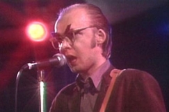 Kuva: Tuomari Nurmio laulaa pilailulasit p��ss��n. (1981) YLE kuvanauha.