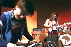 Kuva: Sahti-yhtye esiintyy, etualalla Jukka Gustavson. (1979) YLE kuvanauha.