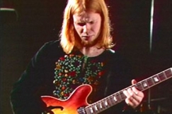 Kuva: Kitaristi Heikki Silvennoinen. (1976) YLE kuvanauha.