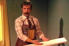 Kuva: Timo Martinkauppi esittelee leikkuu- ja lintulautaa. (1979) YLE kuvanauha.