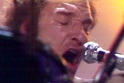 Kuva: Remu Aaltonen laulaa. (1975) YLE kuvanauha.