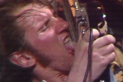 Kuva: Cisse H�kkinen nuolee bassokitaraa. (1974) YLE kuvanauha.