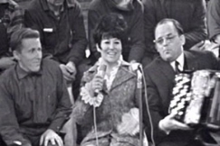 Kuva: P��luottamusmies Lind, Laila Kinnunen ja juontaja Jukka Haavisto tehdaskonsertissa. (1967) YLE kuvanauha.