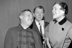 Kuva: Oke Tuuri, Kauko Helovirta ja Elsa Turakainen Pekka Lipponen ja Kalle-Kustaa Korkki -kuunnelman teossa. H�kan Sandblom (1967)