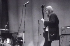 Kuva: Asko Pakkanen ja kitaristi Heikki Silvennoinen Tabula Rasa -yhtyeest� popyhtyeiden SM-kilpailussa. (1972) YLE kuvanauha.