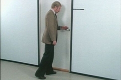 Kuva: Uolevi Taskinen avaa ovea Hepskukkuu-ohjelmassa. (1979) YLE kuvanauha.